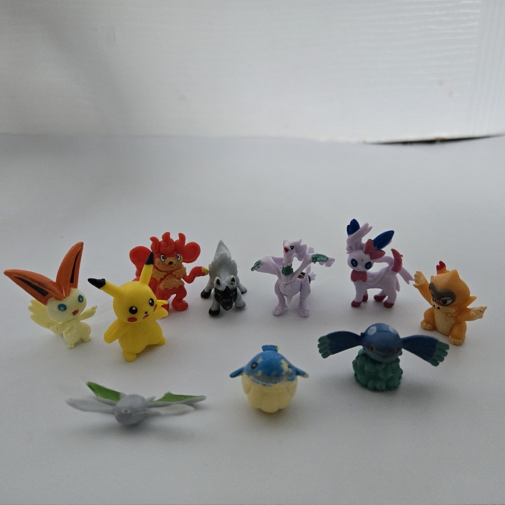 Set Of Pokemon Gumball Toys Figures 2006 RL Pikachu Kyogre Sylveon Reshiram